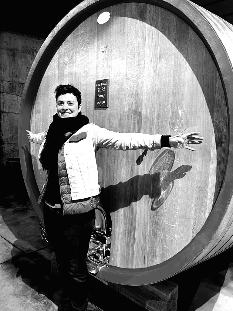 Caroline_Brange_in_Le_Piane in front of a large wine cask
